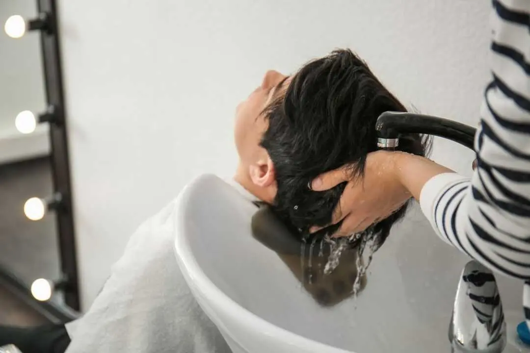 Una persona en una peluquer&iacute;a. | 123RF/serezniy