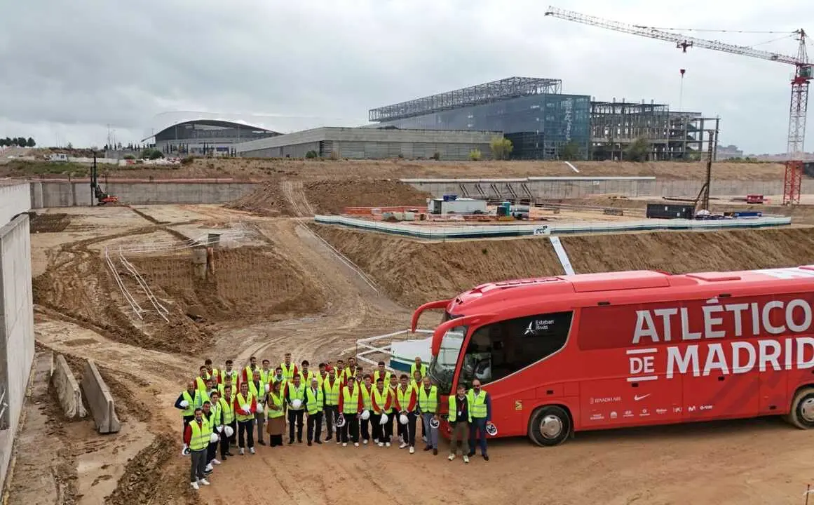 Los jugadores del Atl&eacute;tico de Madrid, en las obras de la Ciudad del Deporte | Foto de Atl&eacute;tico de Madrid
