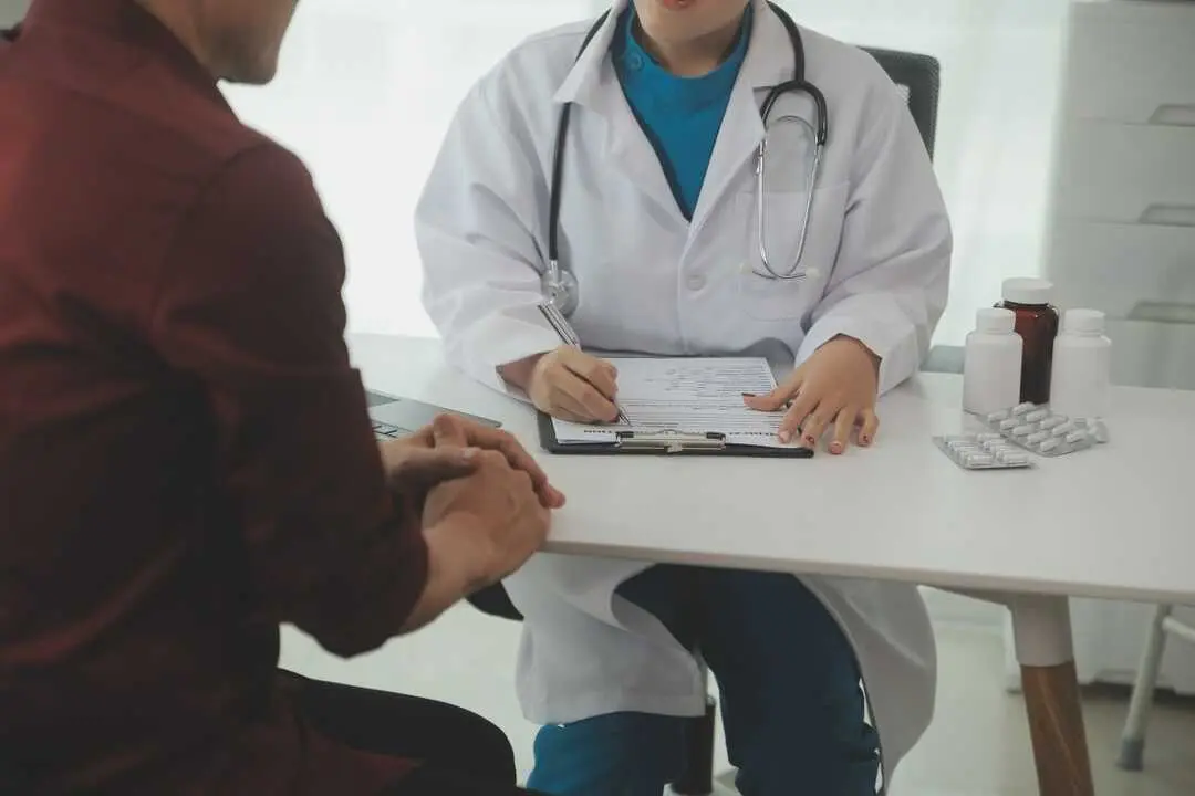 M&eacute;dico en una consulta | Foto de 123RF/armmypicca