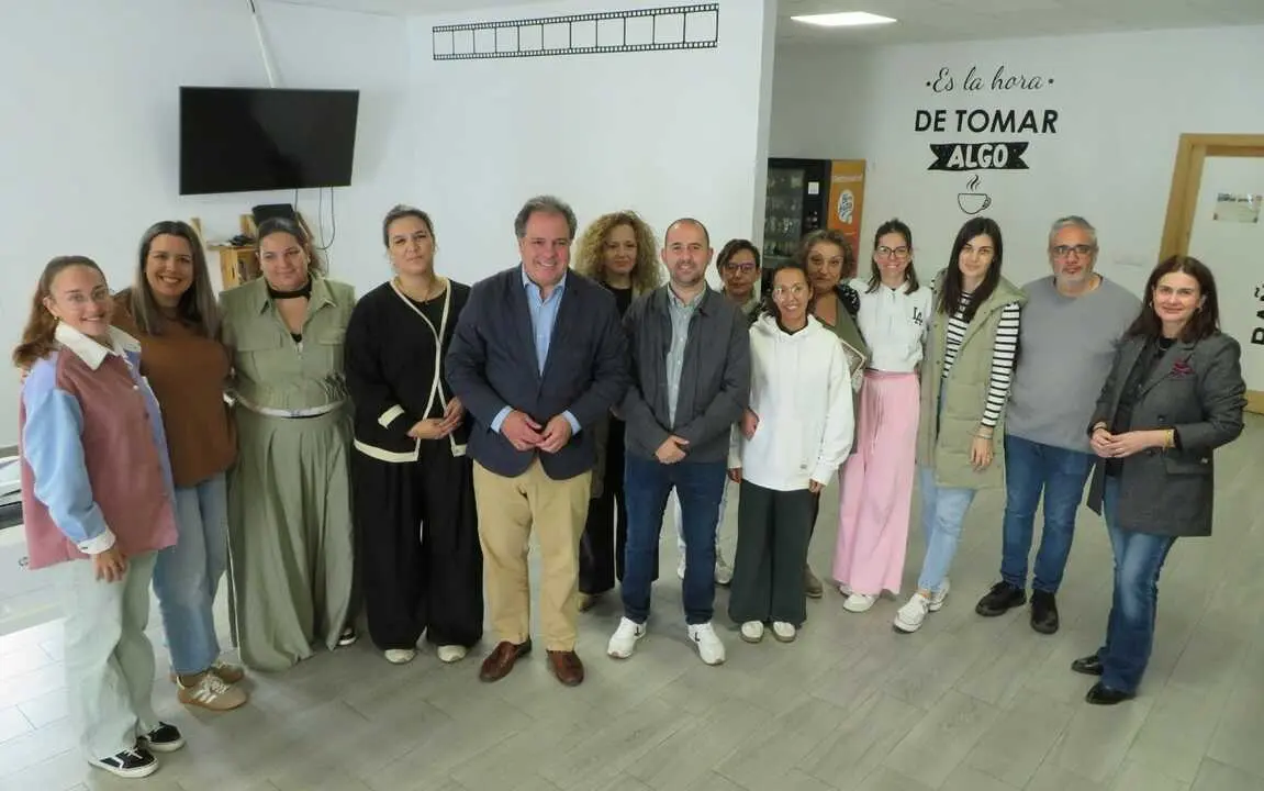 Visita del delegado de Empleo, Empresa y Trabajo Aut&oacute;nomo, Juan Carlos Duarte, a alumnas que participan en diferentes acciones formativas del programa 'Preparadas'. | J.A.