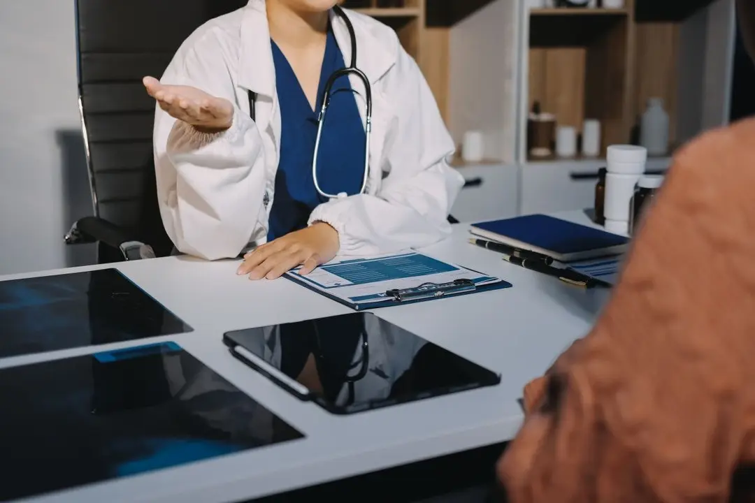 Doctora con un paciente. | 123RF/armmypicca