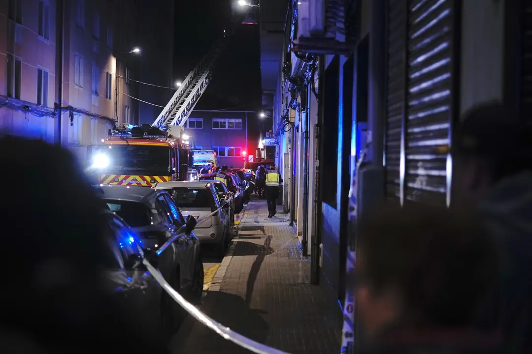 Varios servicios de emergencia trabajan en la calle del edificio afectado por el fuego.
- Gustavo de la Paz - Europa Press