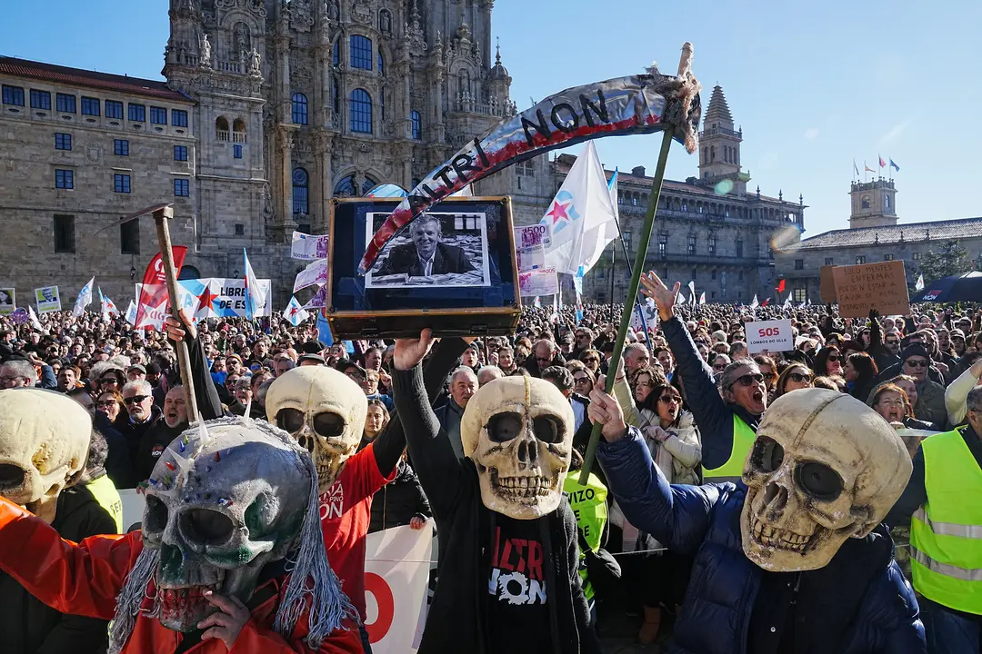Cientos de personas durante una nueva protesta contra la empresa de celulosa Altri | &Aacute;lvaro Ballesteros / Europa Press