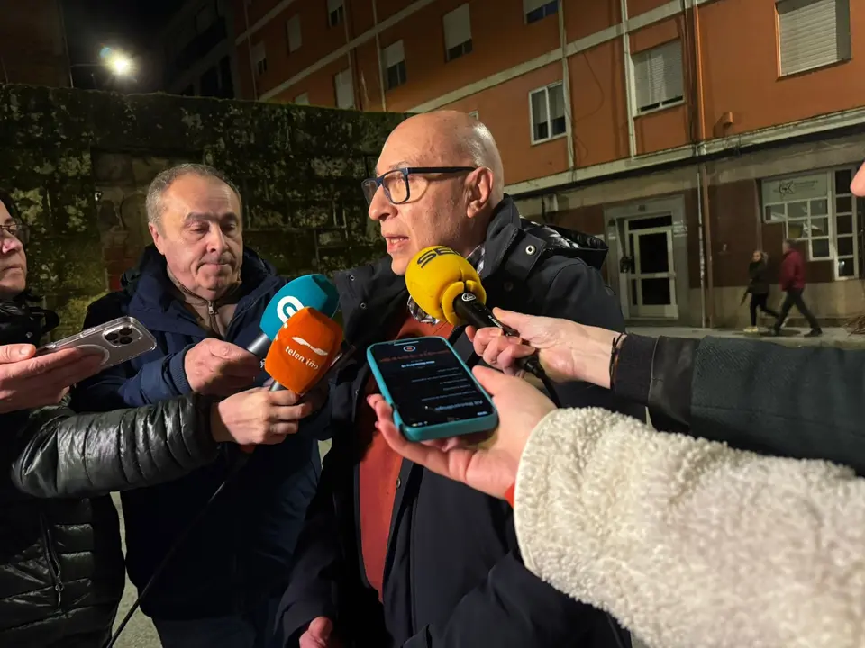 El alcalde de Barbad&aacute;s, Xos&eacute; Carlos Valc&aacute;rcel, frente a la sede provincial del PSdeG en Ourense
- EUROPAPRESS