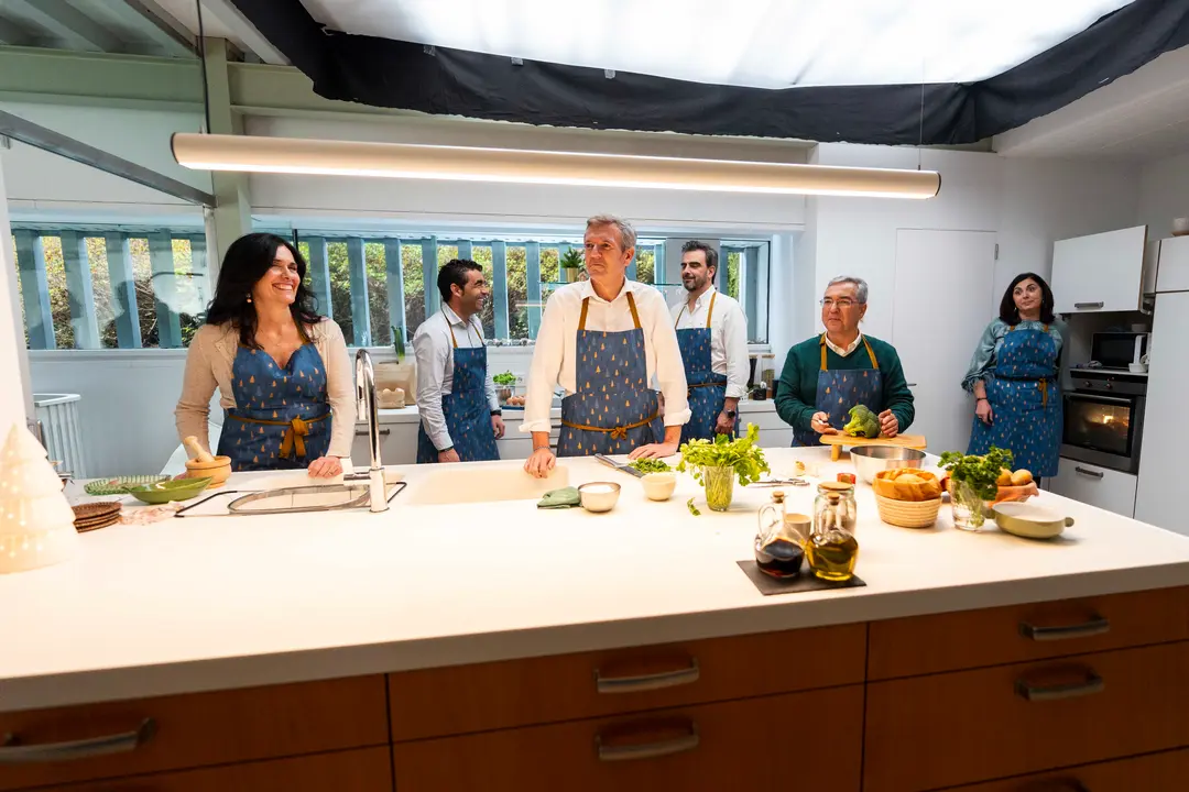 El presidente del PPdeG, Alfonso Rueda, durante la grabaci&oacute;n de su felicitaci&oacute;n de Navidad | &Iacute;&Ntilde;IGO ROL&Aacute;N