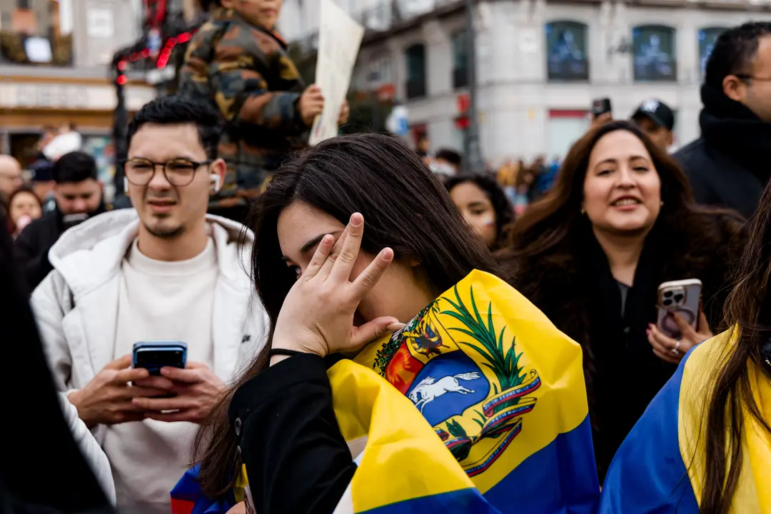 Un grupo de venezolanos celebran la "ca&iacute;da del r&eacute;gimen de Maduro" | Carlos Luj&aacute;n / Europa Press
