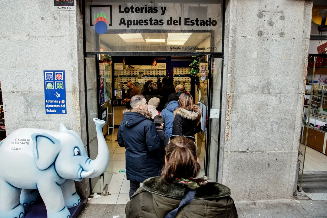 Varias personas hacen cola para comprar loter&iacute;a para el Sorteo Extraordinario del Ni&ntilde;o | Carlos Luj&aacute;n / Europa Press