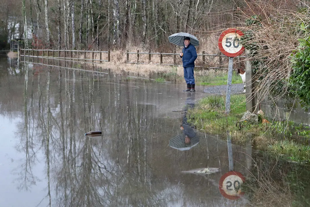 El r&iacute;o Mi&ntilde;o, desbordado a su paso por Begonte | EP