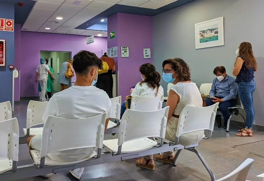 Sala de espera de un hospital | Foto 123RF/Alfredosaz