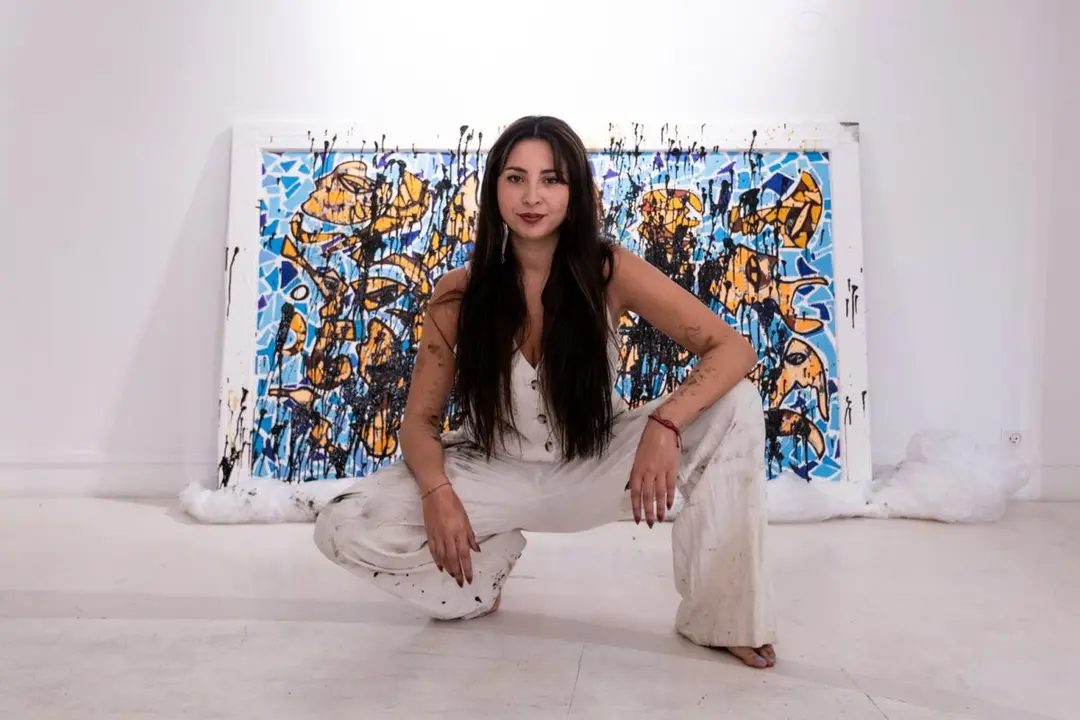 Juliana Plexxo, con su obra 'Peces terrenales' | Foto de ISDIN