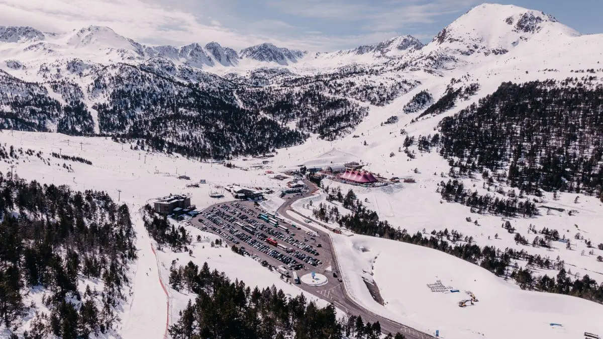 Escenario de los conciertos en una de las zonas de la estaci&oacute;n de esqu&iacute; | Foto de Gandvalira