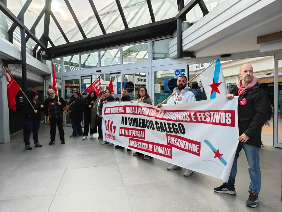Trabajadores de grandes almacenes protestan en A Coru&ntilde;a por la "sobrecarga de trabajo" durante la jornada de huelga convocada por CIG-Servizos, a 2 de abril de 2026.