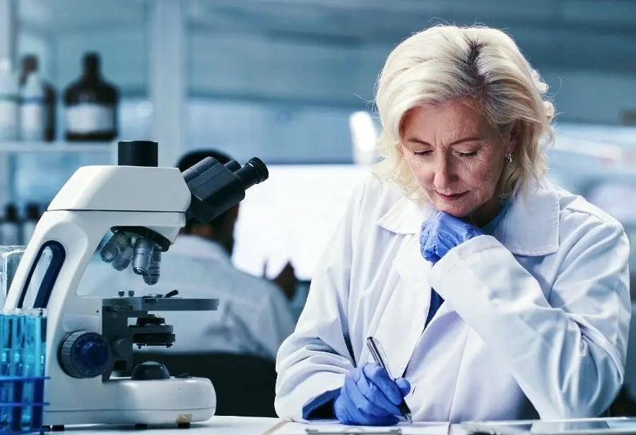 Una investigadora en el laboratorio | Foto de 123RF/Peopleimages12