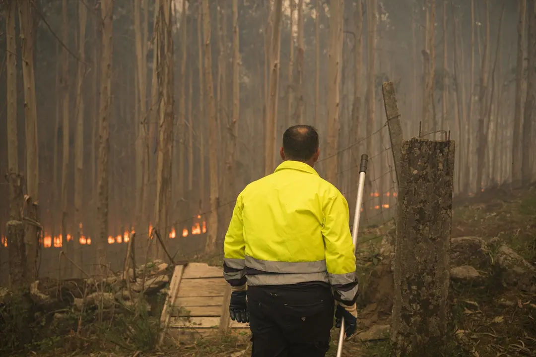Vista del incendio forestal en el monte Galleiro, a 6 de abril de 2026. | EP