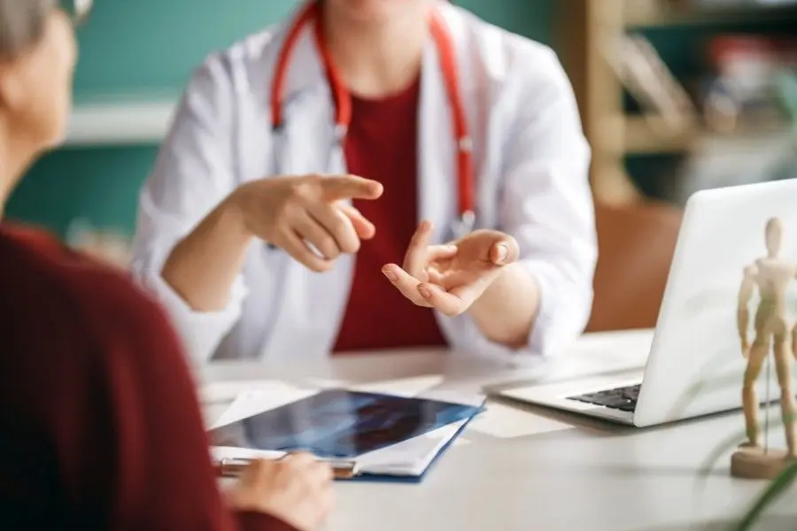 Una doctora con una paciente | Foto de 123RF/Choreograph