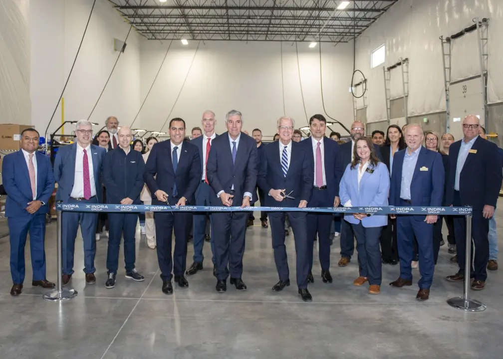 Autoridades y directivos durante el corte de cinta de la inauguraci&oacute;n | Foto de Indra