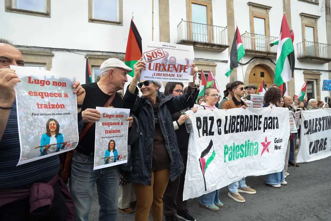 Varias personas participan en una concentraci&oacute;n a favor de Palestina, frente a O Vello C&aacute;rcere, a 9 de mayo de 2026, en Lugo, Galicia (Espa&ntilde;a). La plataforma Lugo por Palestina organiza una protesta por la retirada de la bandera palestina de la fachada de la antigua c&aacute;rcel y en favor de la lucha del pueblo palestino | EP