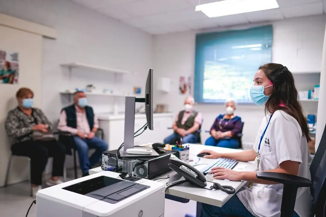 Varios pacientes esperando en la sala de un centro sanitario | Foto de la Comunidad de Madrid