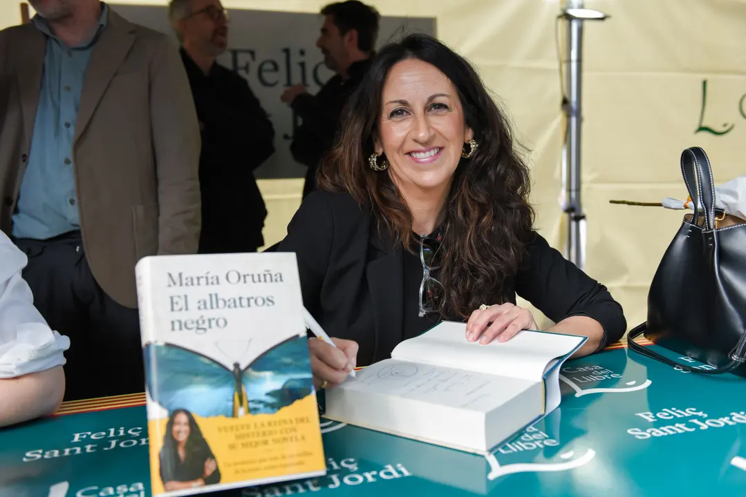 La escritora Mar&iacute;a Oru&ntilde;a firma libros en la Diada de Sant Jordi de este 2025 | EP