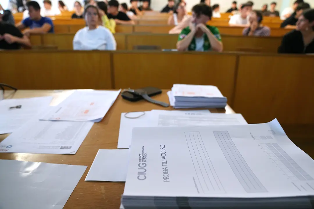 Comienzan las pruebas de acceso a la universidad PAU en la Facultad de Ciencias de la Comunicaci&oacute;n de Santiago. | Europa Press.