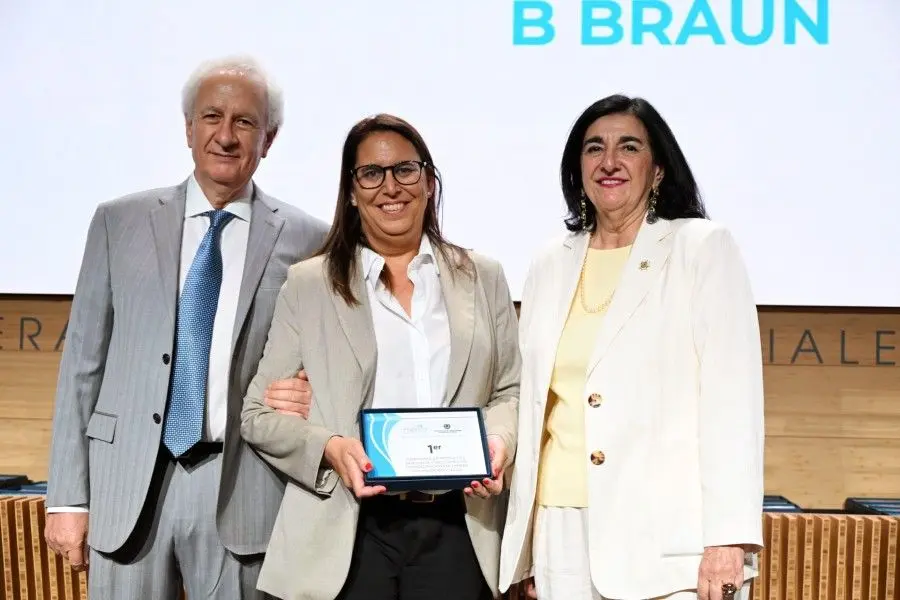 La empresa B. Braun ha sido distinguida como el fabricante de productos sanitarios y medicamentos de prescripci&oacute;n enfermera con mejor reputaci&oacute;n en Espa&ntilde;a por noveno a&ntilde;o consecutivo, seg&uacute;n los Premios Nacionales de Reputaci&oacute;n Enfermera 2025, organizados por el Consejo General de Enfermer&iacute;a y Merco Salud.

El Monitor de Reputaci&oacute;n Enfermera eval&uacute;a a los principales fabricantes del sector sanitario seg&uacute;n criterios como la calidad, la innovaci&oacute;n tecnol&oacute;gica, el servicio al cliente y el compromiso con la mejora continua de la pr&aacute;ctica cl&iacute;nica. Para la elaboraci&oacute;n de esta clasificaci&oacute;n, Merco ha consultado a 2.261 profesionales de la enfermer&iacute;a, 649 gestores enfermeros y 572 gerentes y directivos de hospitales.

B. Braun impulsa iniciativas para reivindicar el papel esencial de la enfermer&iacute;a en el cuidado de los pacientes, fomentar la formaci&oacute;n continua y promover una atenci&oacute;n humanizada. En palabras de Christoph M&uuml;ller, consejero delegado de B. Braun Espa&ntilde;a: &ldquo;La innovaci&oacute;n cobra sentido cuando facilita el trabajo de quienes est&aacute;n en primera l&iacute;nea del cuidado y contribuye a mejorar la atenci&oacute;n de los pacientes. Este reconocimiento es fruto del compromiso de todo nuestro equipo y nos motiva a seguir escuchando a los profesionales sanitarios y desarrollando soluciones que realmente marquen la diferencia en su labor diaria&rdquo;.

El acto de entrega de los galardones tuvo lugar este mi&eacute;rcoles en la sede del Consejo General de Enfermer&iacute;a, reafirmando la importancia de la colaboraci&oacute;n entre la industria sanitaria y los profesionales de enfermer&iacute;a para fortalecer la calidad del cuidado en todo el pa&iacute;s.