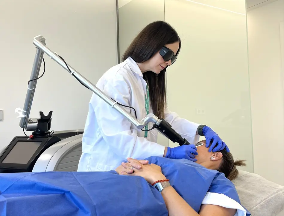 La doctora Carmen Alc&aacute;nta utiliza el l&aacute;ser picosegundos con una paciente.
- HOSPITAL QUIR&Oacute;NSALUD C&Oacute;RDOBA