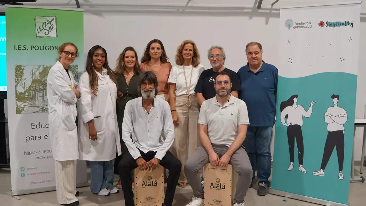 Representates de la Fundaci&oacute;n Quir&oacute;nsalud de los hospitales Sagrado Coraz&oacute;n e Infanta Luisa con la Fundacion Alala e IES Poligono Sur. | quir&oacute;nsalud.