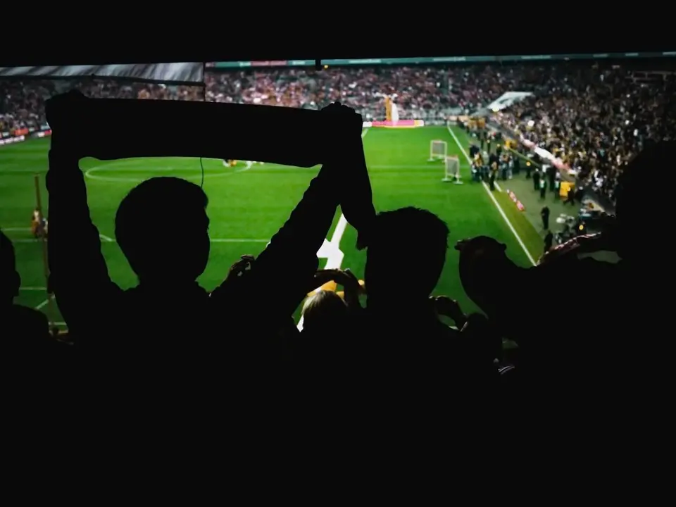 Aficionados en un estadio de f&uacute;tbol | Foto de 123RF/123ucas