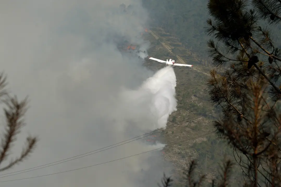Labores de extinci&oacute;n de un incendio forestal. | Europa Press.