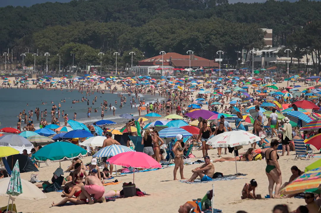 Decenas de ba&ntilde;istas en la playa. | Europa Press.