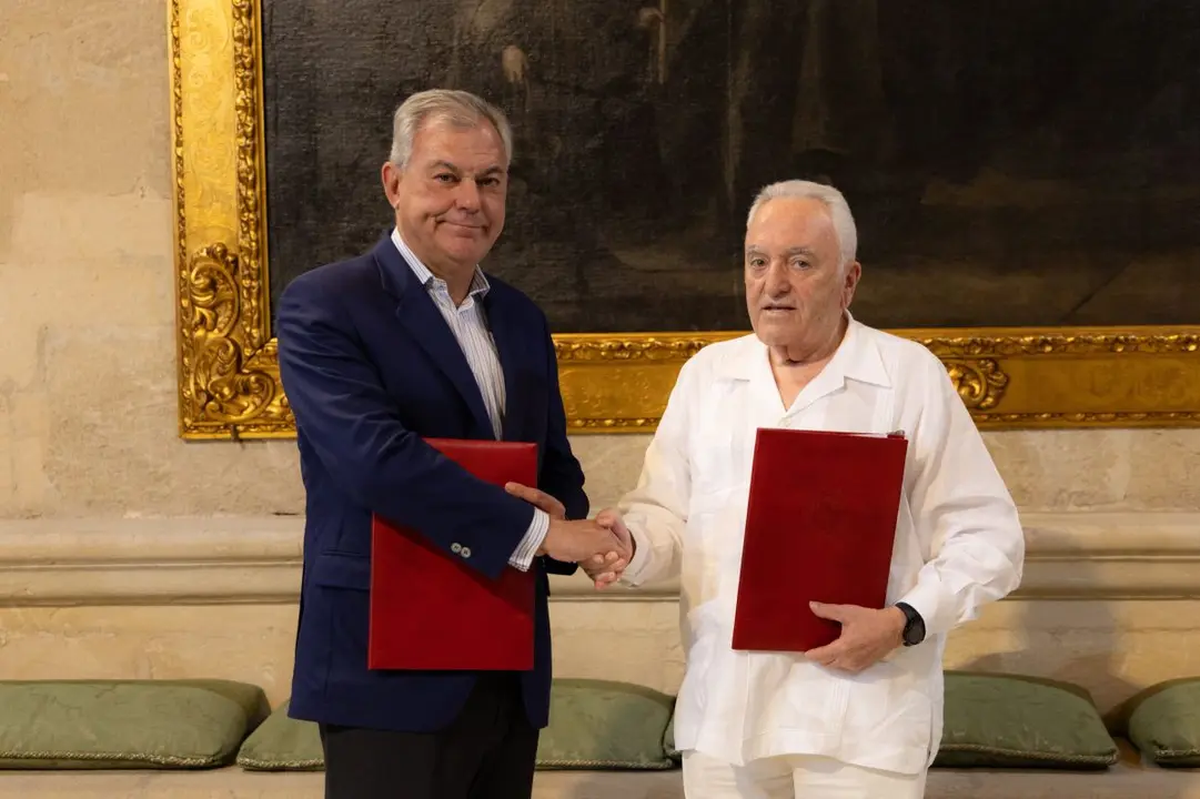 El alcalde de Sevilla, José Luis Sanz, y el presidente de honor del Grupo Azvi y de su fundación, Manuel Contreras Ramos