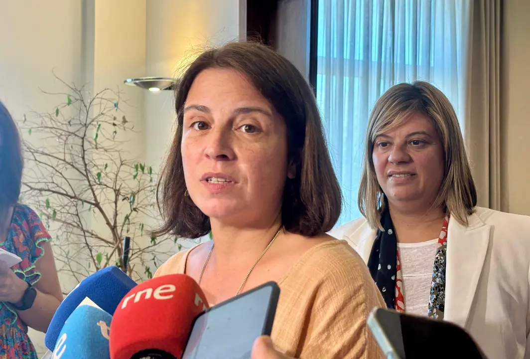 La delegada del Gobierno en Asturias, Adriana Lastra, y la vicepresidenta del Principado, Gimena Llamedo. | Europa Press