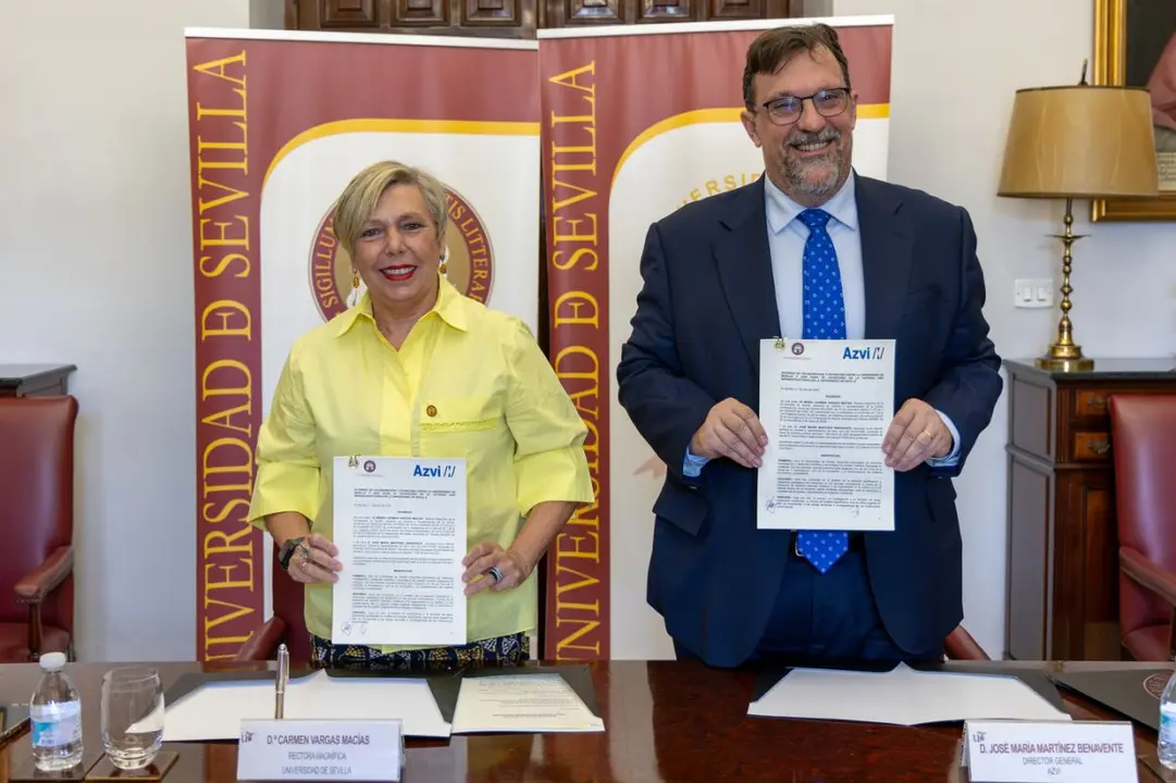 La rectora de la US, Carmen Vargas, y el director general de Azvi, José María Martínez Benavente
