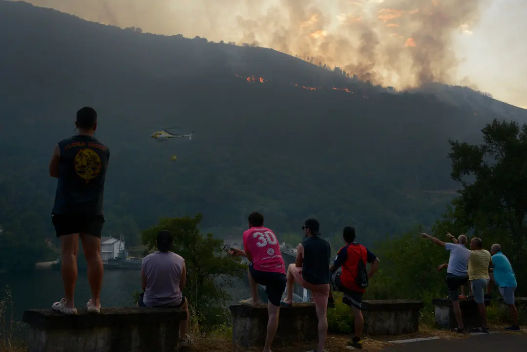 Helic&oacute;pteros bombarderos trabajan en las tareas de extinci&oacute;n del incendio forestal de Ribas de Sil. | Europa Press