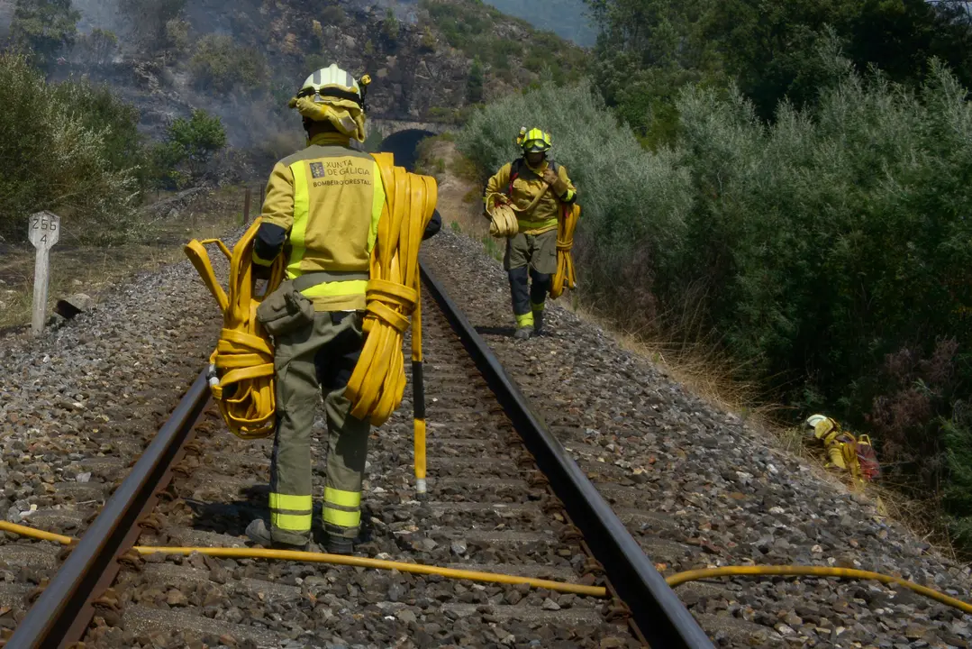 Bomberos trabajan en las tareas de extinci&oacute;n del incendio forestal de Untes. | Europa Press
