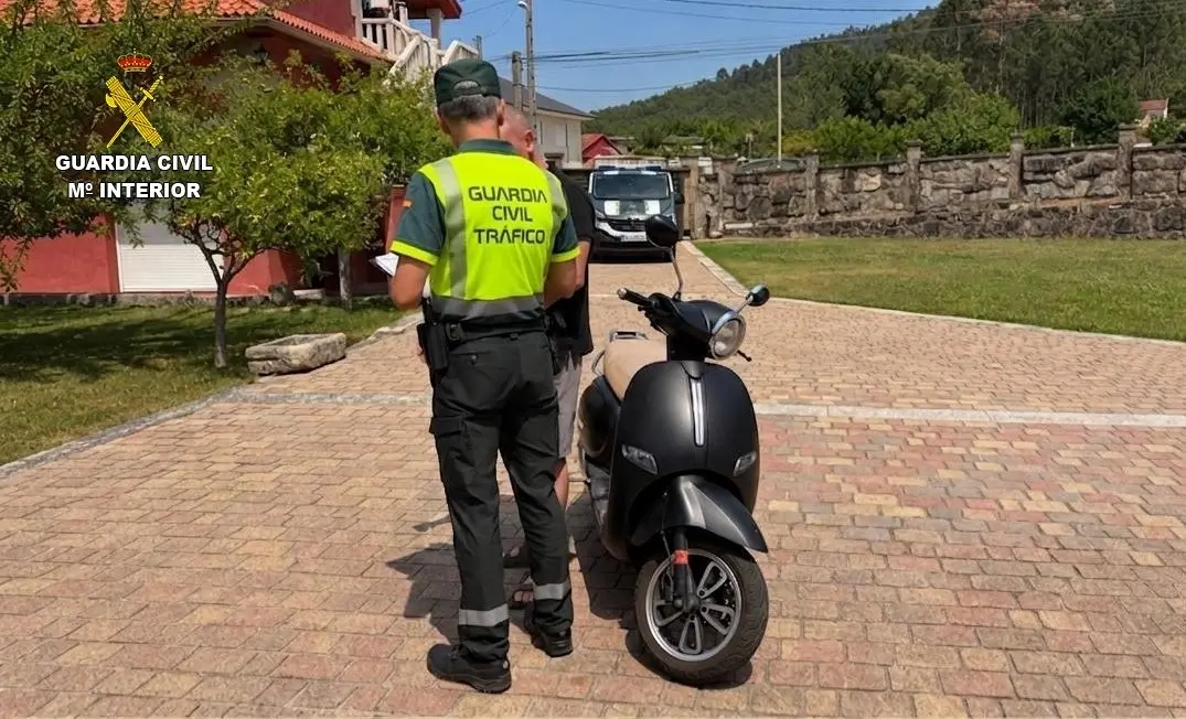 Investigan a un padre por permitir que su hijo de 10 a&ntilde;os condujera una motocicleta por la v&iacute;a p&uacute;blica en Gondomar. | Europa Press