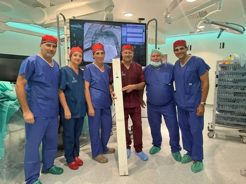 El equipo tras la cirug&iacute;a en el quir&oacute;fano h&iacute;brido del hospital Quir&oacute;nsalud Sagrado Coraz&oacute;n. | Quir&oacute;nsalud