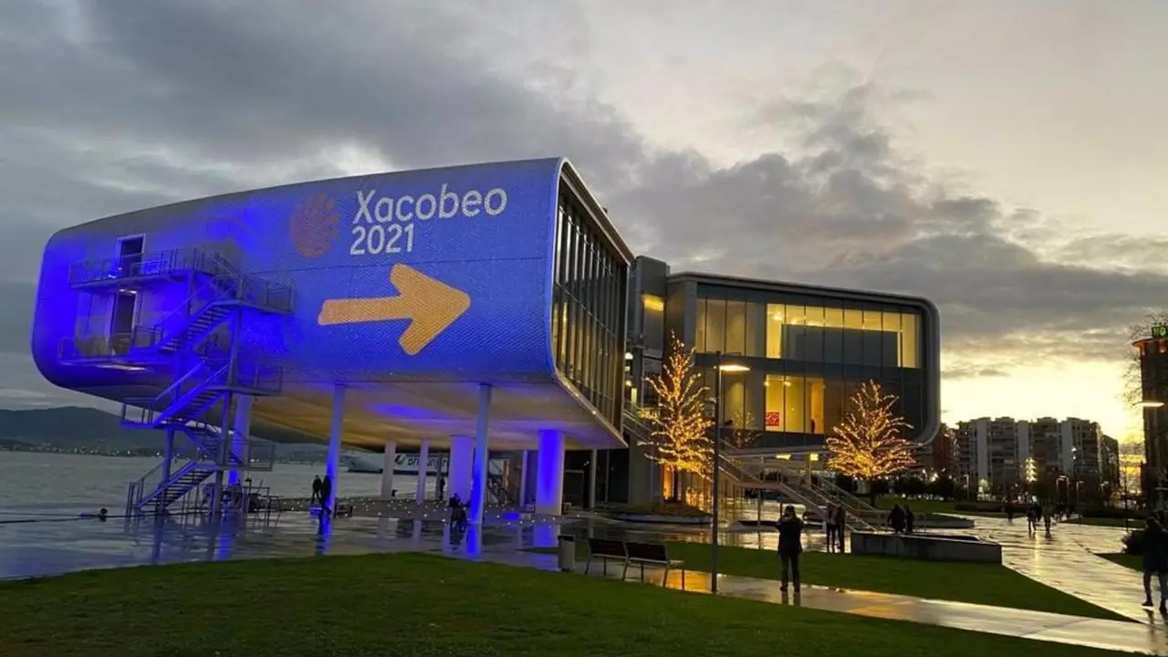 Edificio iluminado por la iniciativa 'Acende o Xacobeo'. - Europa Press