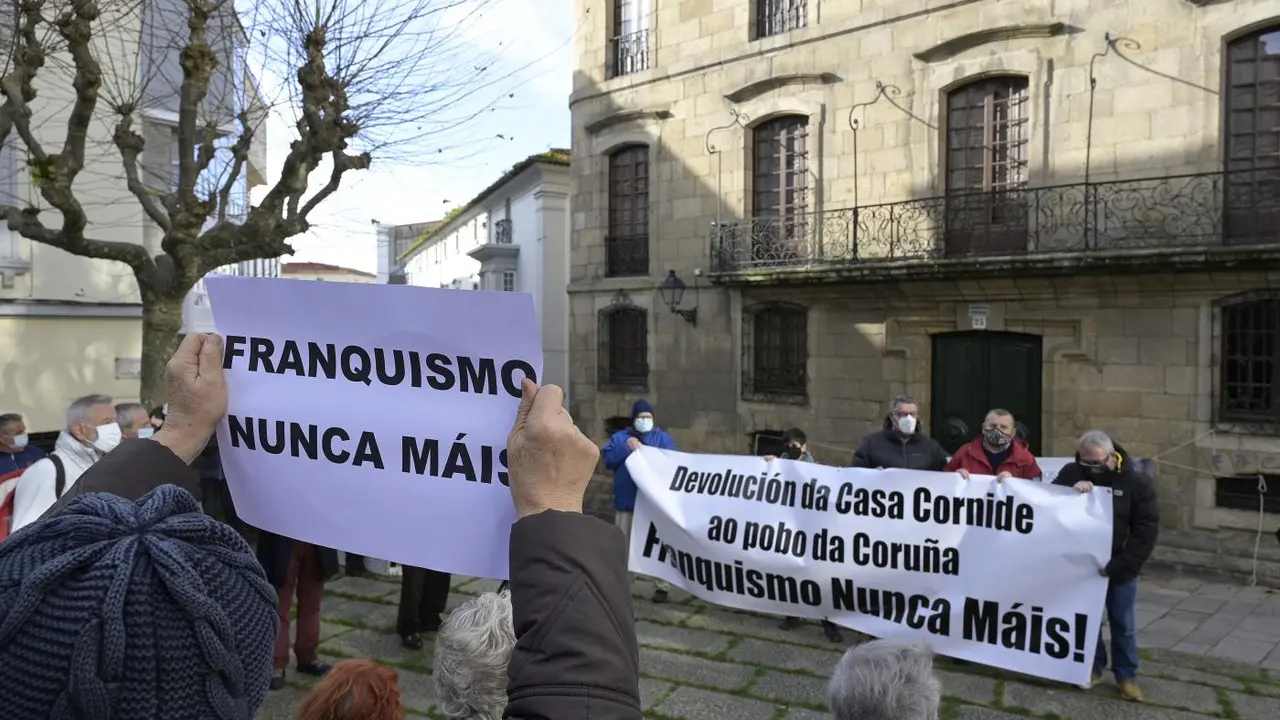 Concentraci&oacute;n frente a la Casa Cornide. - Europa Press
