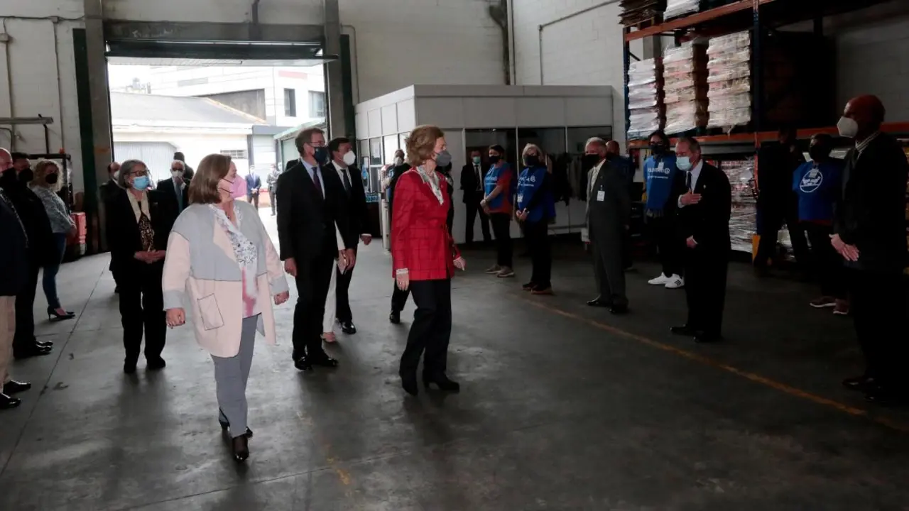La reina Sof&iacute;a visita las instalaciones del Banco de Alimentos 'R&iacute;as Altas'. - EP