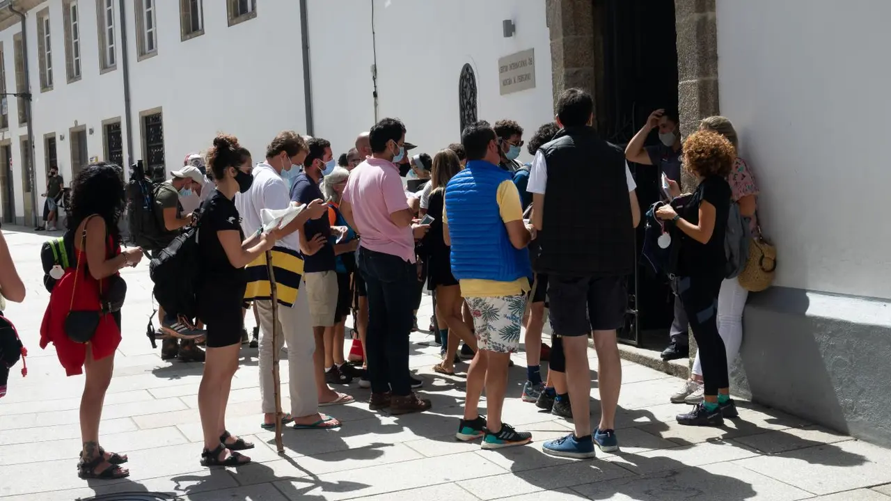 Peregrinos con mascarillas esperando su turno. - Europa Press