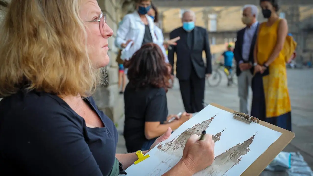 Las ilustradoras Maru Godas y Rois&iacute;n Cur&eacute; a su llegada a Santiago tras hacer el Camino dentro del programa 'Cadernos de viaxe, o debuxo no Cami&ntilde;o' - Ana Varela / EP
