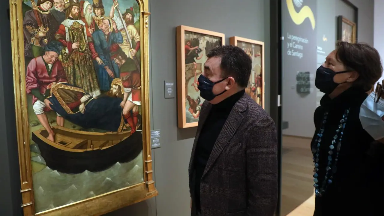 Rom&aacute;n Rodr&iacute;guez contempla la obra 'Embarque en Jafa del cuerpo de Santiago el Mayor'. - Xunta