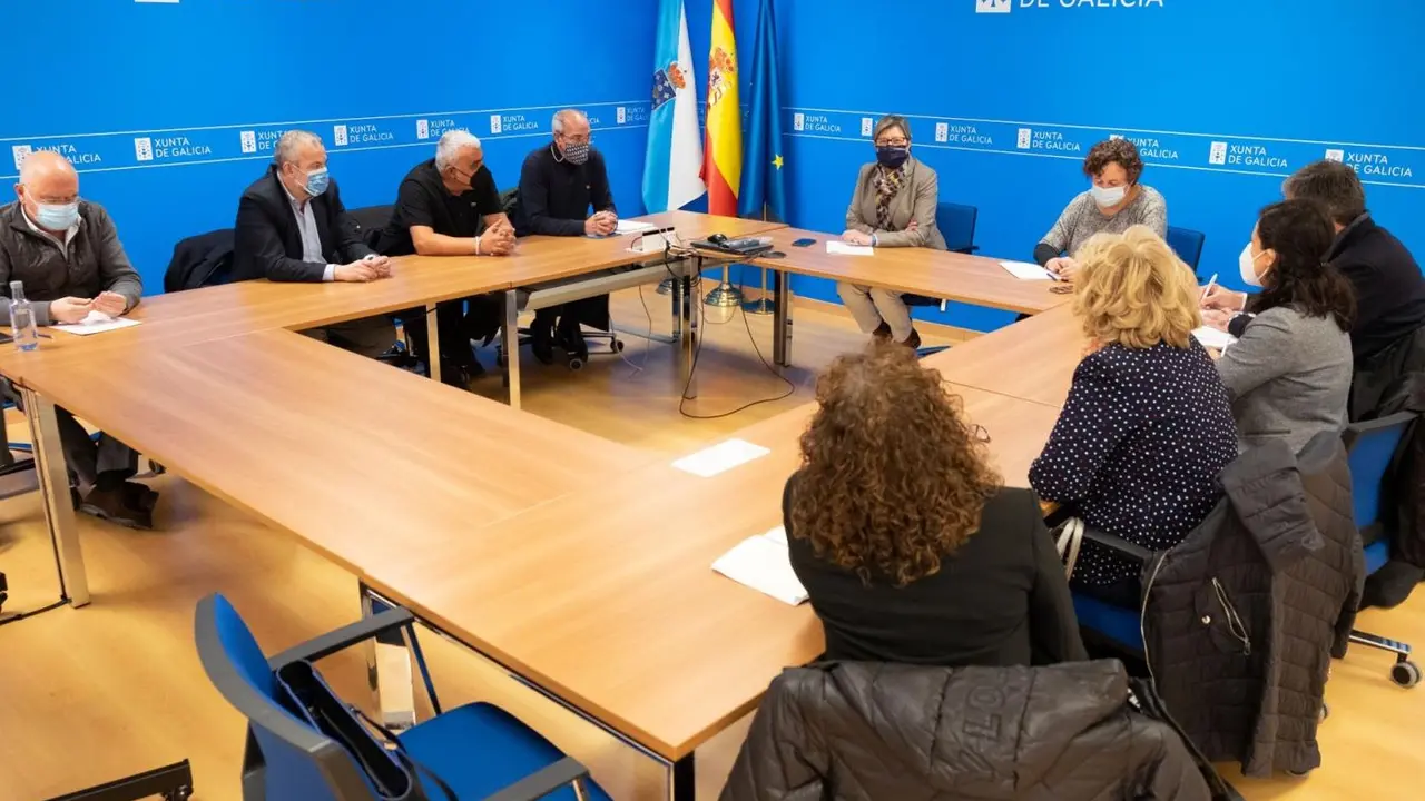 Rosa Quintana se re&uacute;ne con representantes de la flota de palangre. - XO&Aacute;N CRESPO