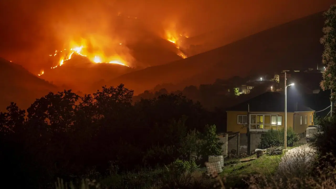 Incendio en Carballeda de Valdeorras (Ourense). - EFE