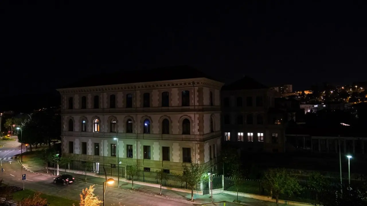 Edificio levemente iluminado en Santiago de Compostela. - C&eacute;sar Arxina - Europa Press