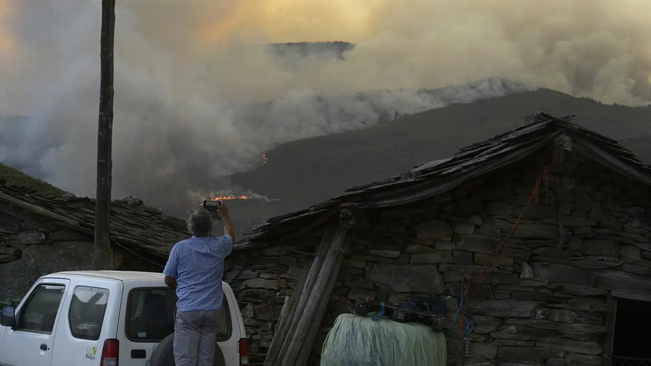 Un hombre fotograf&iacute;a las llamas del incendio en Laza, Ourense. - Rosa Veiga - Europa Press