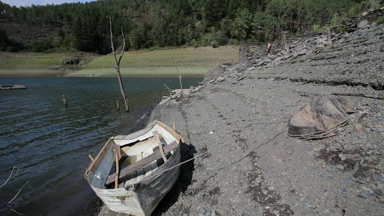 Una barca de madera en el embalse con poco caudal. - Europa Press