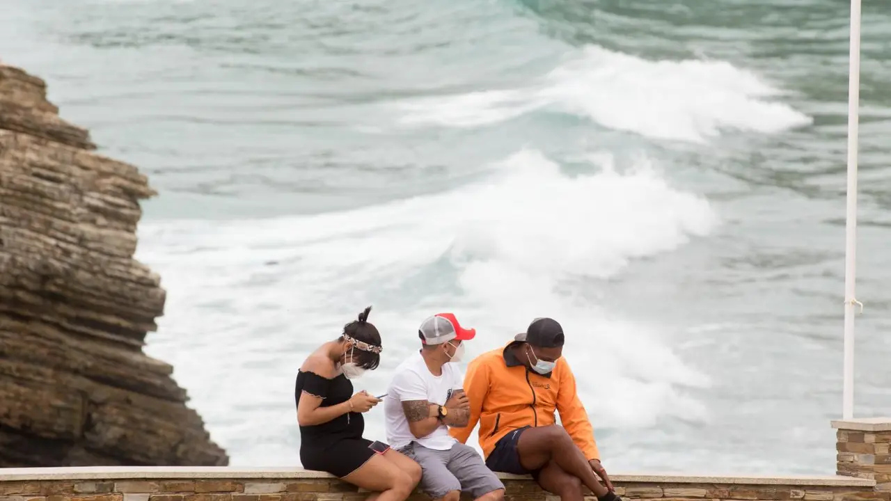 Ciudadanos en la playa de Las Catedrales. - Europa Press