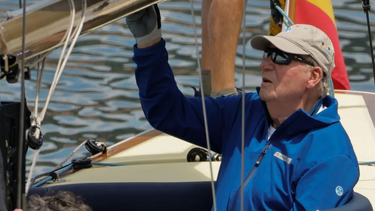 El rey Juan Carlos, durante la regata. - EFE
